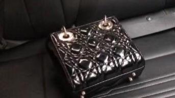 的哥拾金不昧 及时送还暖人心