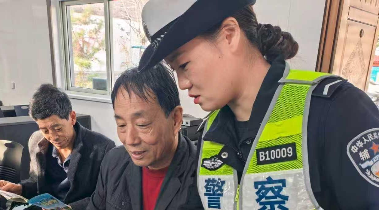 铜川公安交警一大队深入农村开展留守老人交通安全宣教活动