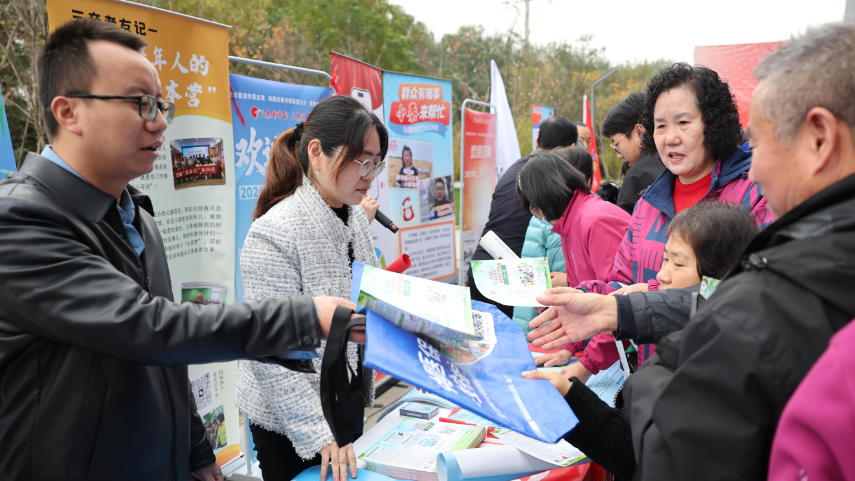 医保政策进社区 服务送到“家门口”