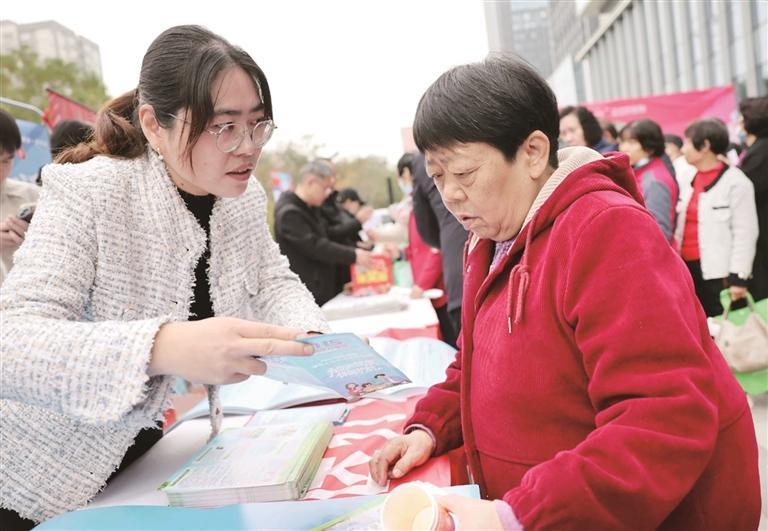 医保政策进社区 服务送到家门口