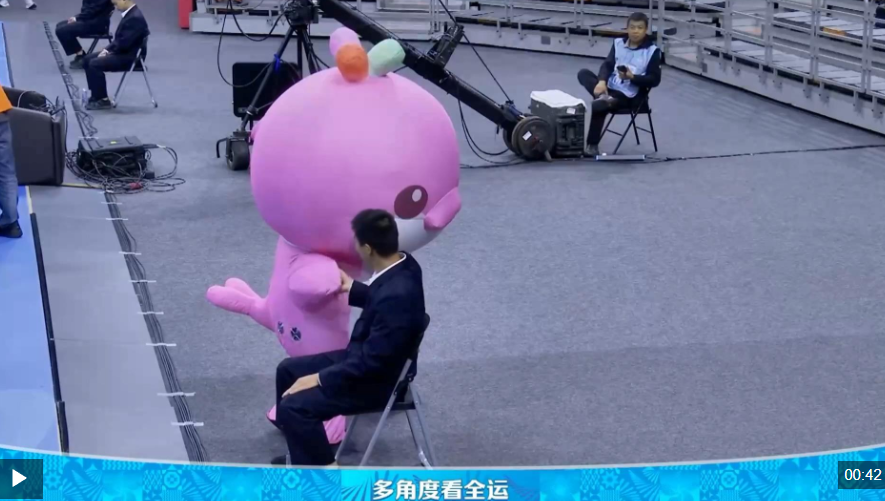 眼里全是活 全运会吉祥物走到哪里都是“显眼包”