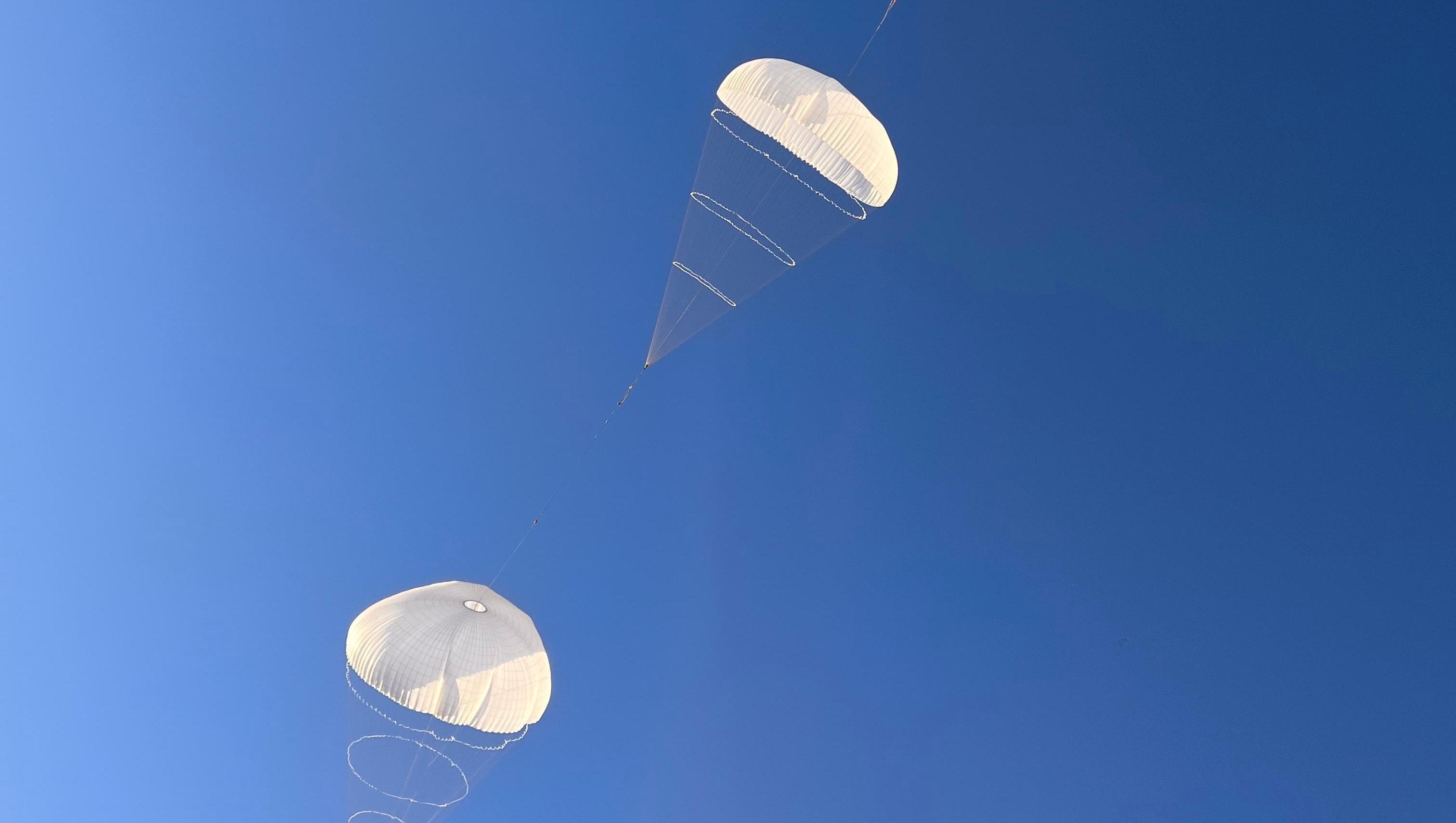 世界最大高空风力发电捕风伞成功开伞