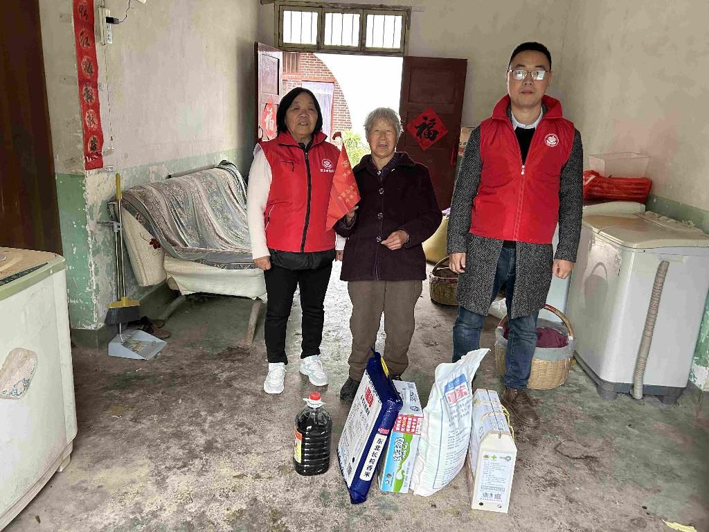 爱心物资送上门  帮扶村里暖意浓