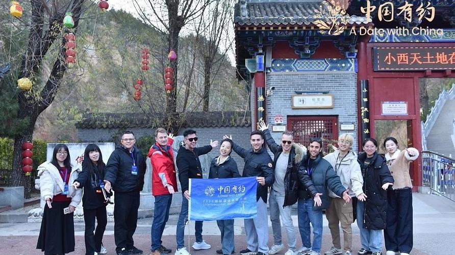 中国有约｜国际友人打卡临汾小西天 悬空彩塑铸就“别有天”奇境