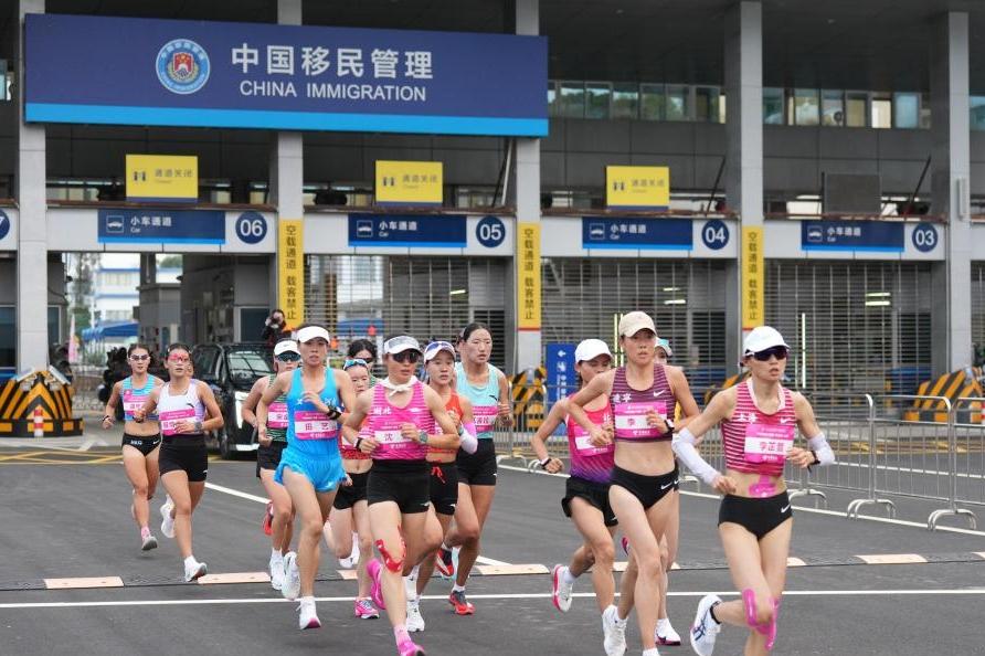 新华社快讯：十五运会女子马拉松云南队张德顺夺冠