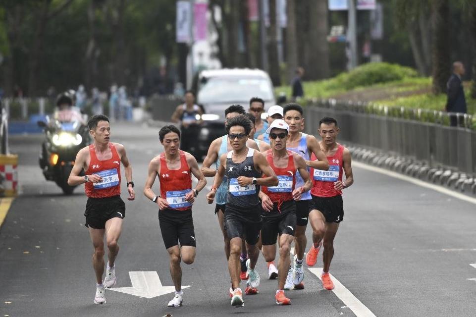 何杰夺得全运会历史首场跨境马拉松冠军