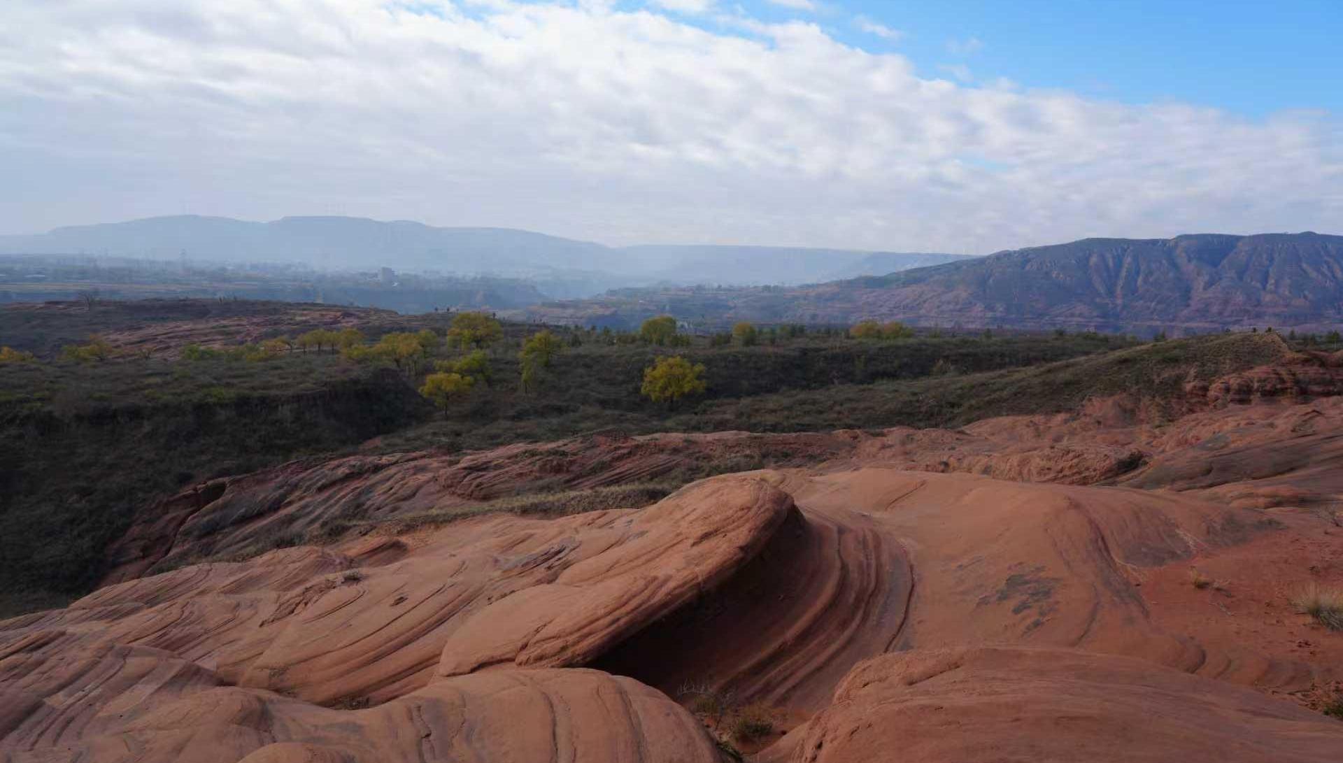赤岩映冰绘清景 靖边水上丹霞冬初美如画