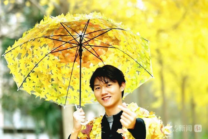 落叶变时装 雨伞秀创意 诗意校园好浪漫