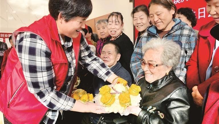 不吃蛋糕吃花馍 社区集体生日传承民俗温情