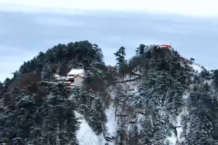 初雪装点 华山变身“冰雪仙境”