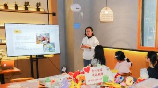 市民变身“礼物生产工”，打包爱心鞋盒传递温暖