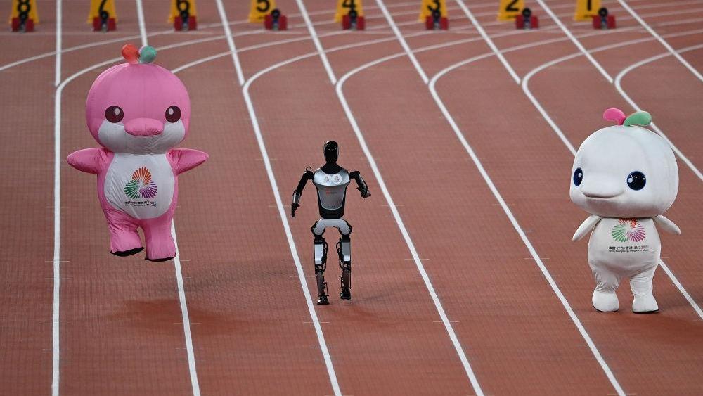 全運會｜“大灣雞”和機(jī)器人的百米對決，誰贏了？