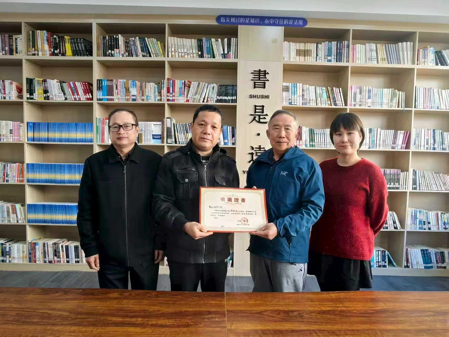 捐赠有爱　书香传情