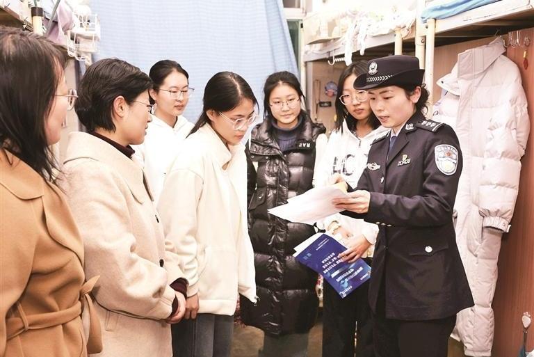 百名民警进校园反诈宣传“零距离”
