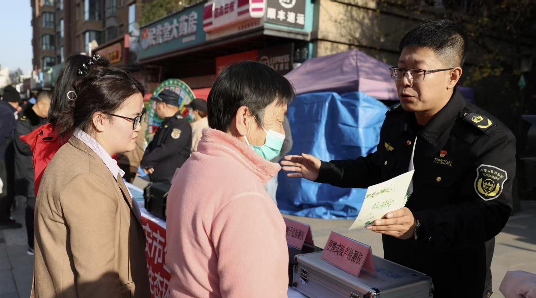 生态环保执法装备亮相广场 市民探秘“黑科技”