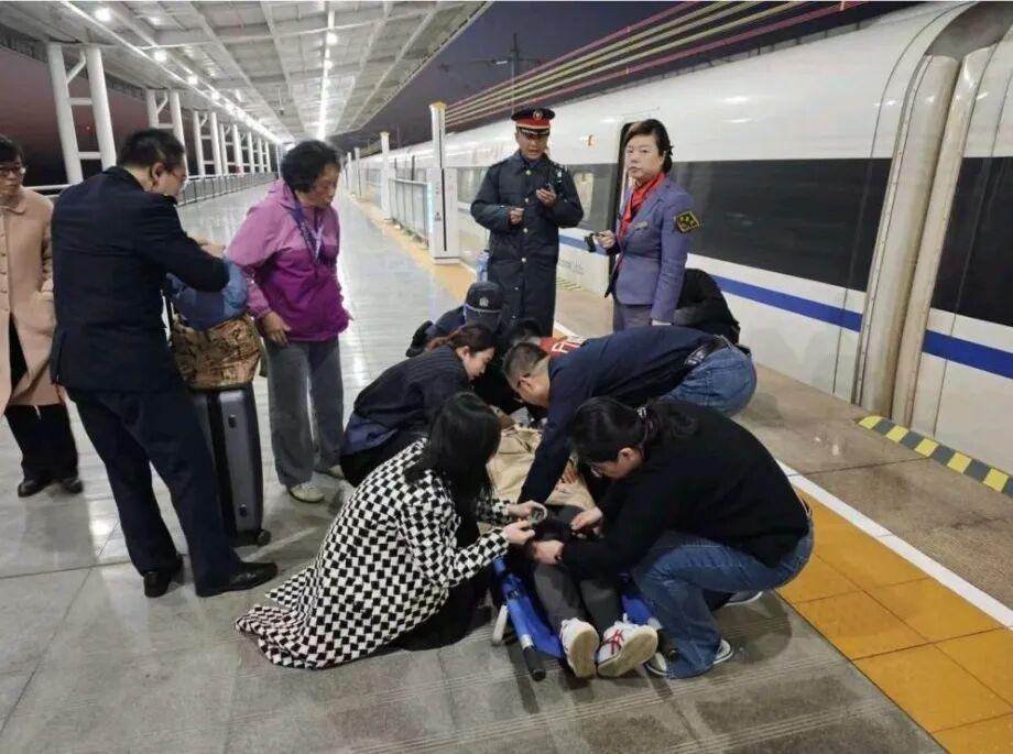 乘客高铁突发疾病情况危急  医生紧急出手施救转危为安