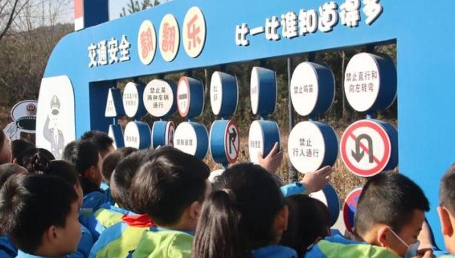 金盾护苗助成长！旬邑公安交警多措并举筑牢校园交通安全