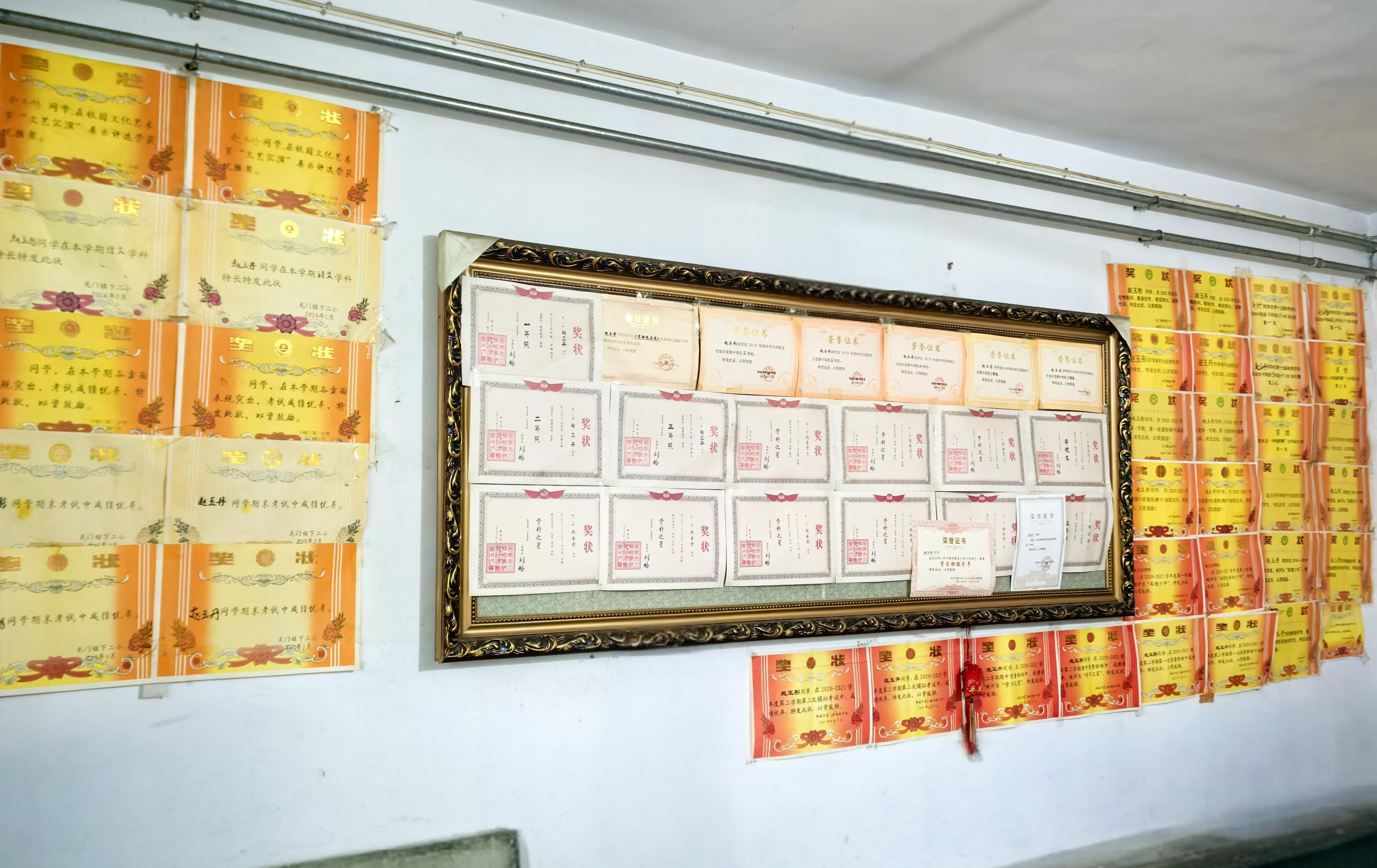 “荣誉墙”背后的荣光故事！巷道坚守23载 育出双女皆名校