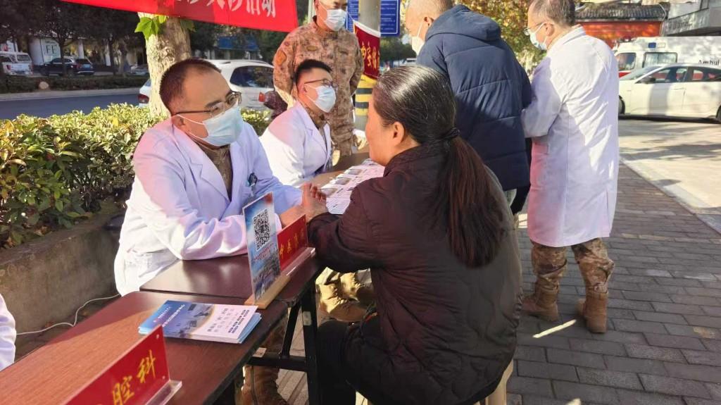 便民“集市”进社区 惠民服务“暖”心坎