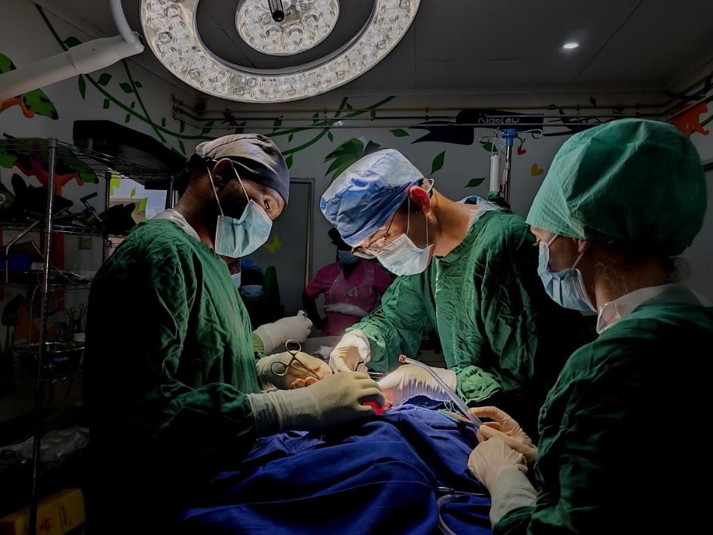 中国医疗队在马拉维成功为1例早产低体重女婴切除巨大畸胎瘤