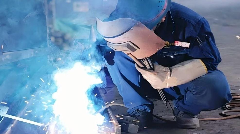 陜鋼集團(tuán)龍鋼公司：風(fēng)冽鋼城寒 檢修熱血燃