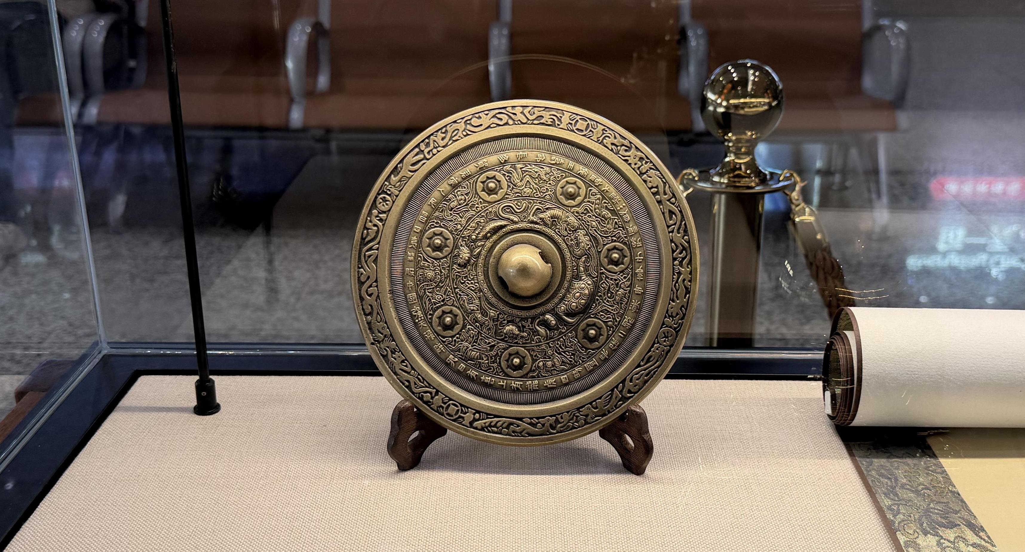 西安火車站將博物館中漢代吉語(yǔ)“銅鏡”搬入候車體驗(yàn)區(qū)