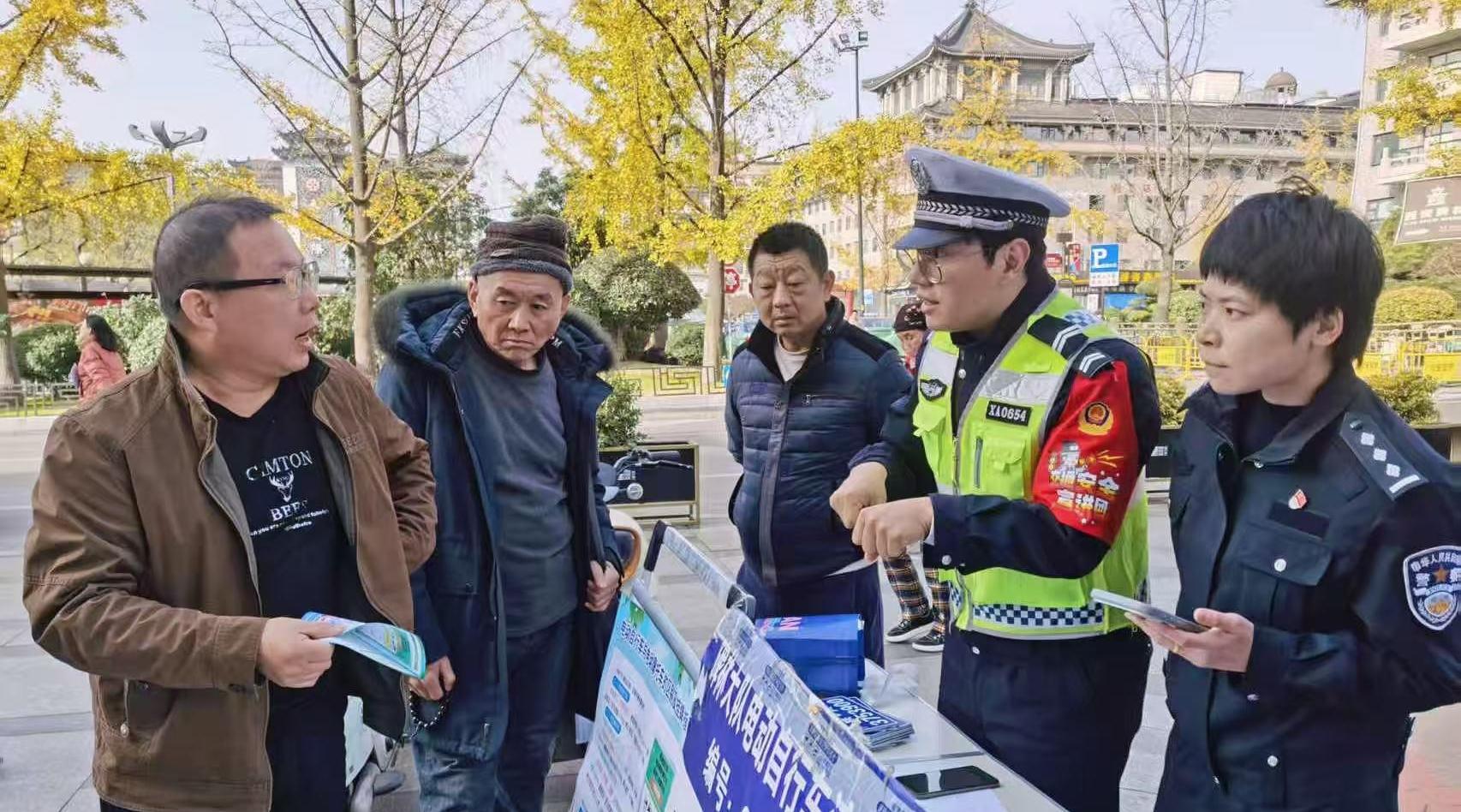 从路面管理延伸到家中帮忙西安公安“百日行动”进社区