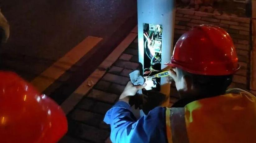 扫落叶、护绿植、亮路灯，西安城管冬日“焕新”行动暖了街巷更暖人心～