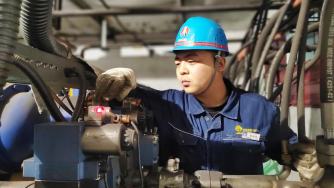 陜鋼集團(tuán)龍鋼公司里鋼城青年盡顯擔(dān)當(dāng)“超能”