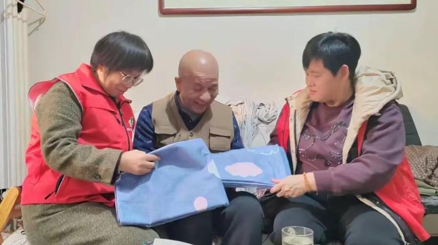 寒冬送棉被，关爱“不降温”