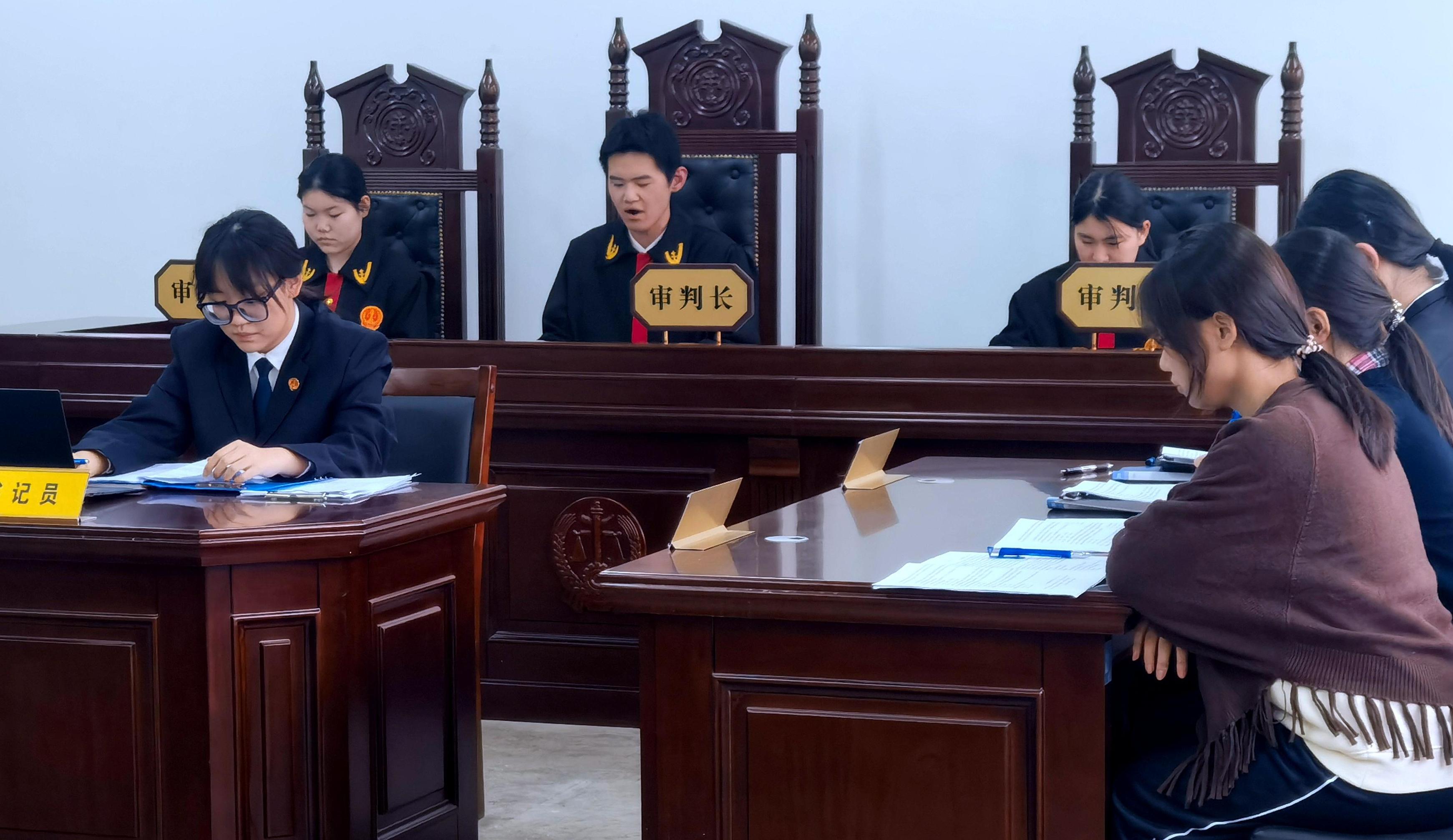 西安工业大学附属中学举办模拟法庭展示活动