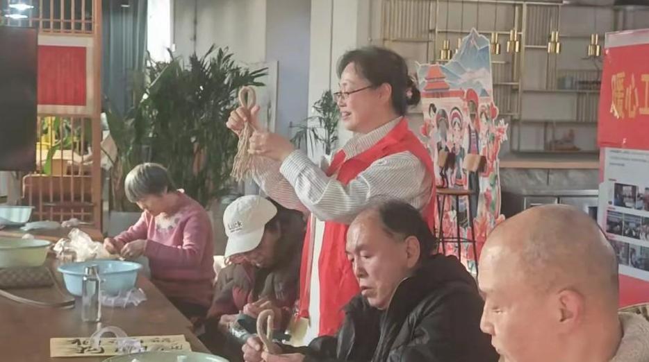 巧手迎国际志愿日，情暖空巢老人心