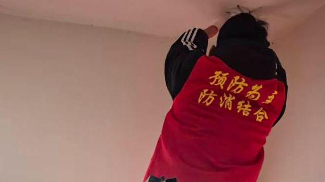 商南县消防救援大队为独居老人安装烟感报警器