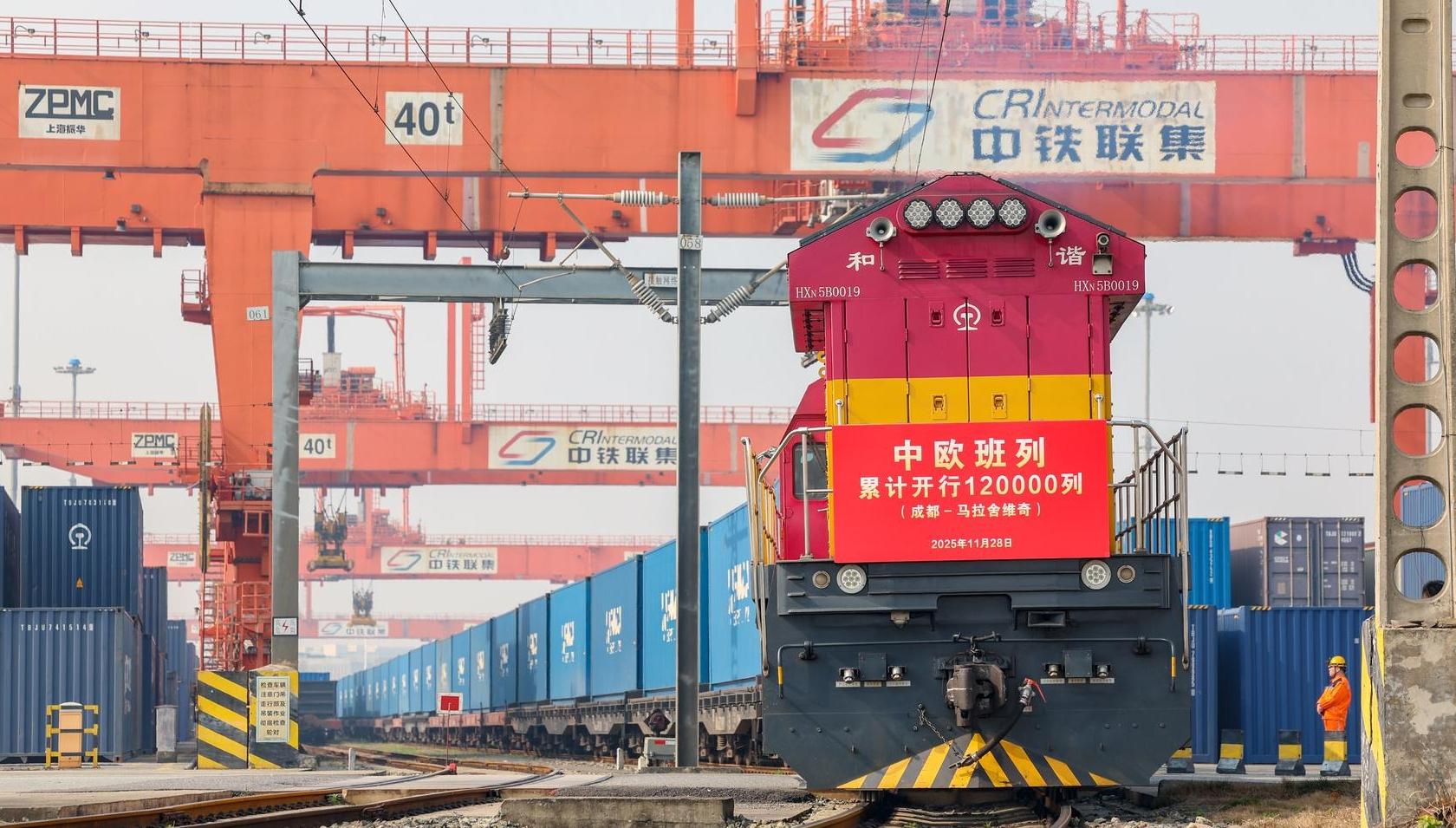 搭乘一列车，与全世界做生意——从第12万列中欧班列看四川向西开放丨牢记嘱托 奋力打造两高地两基地一屏障