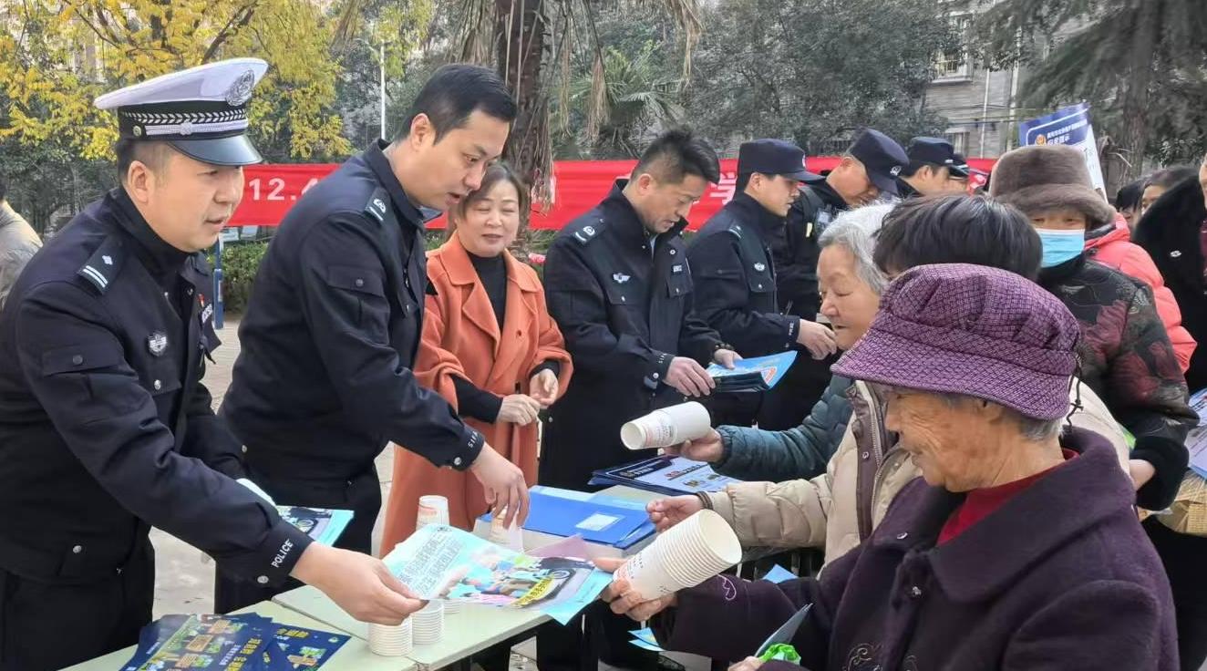 警民同心筑平安 法治宣传暖社区