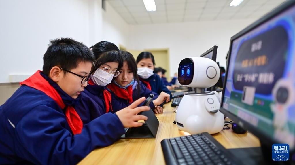 四中全会精神在基层丨人工智能课“落地”杭州中小学，课堂有何新风景？