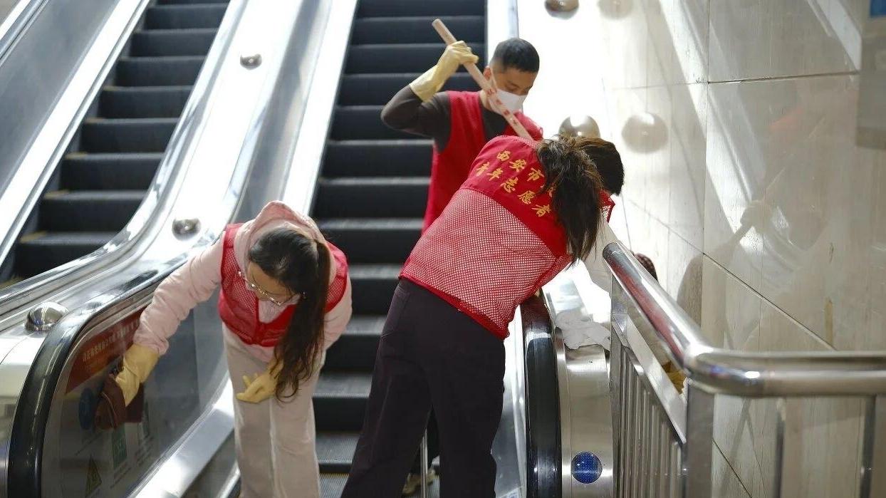 西安城管志愿者为钟楼地下通道“焕新”又送暖