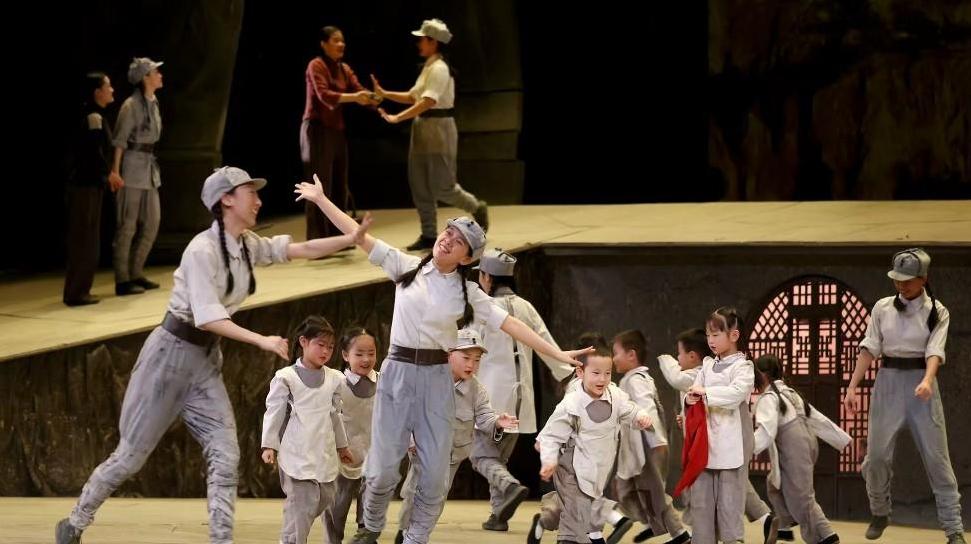 百名“三秦学生记者”延安接受精神洗礼