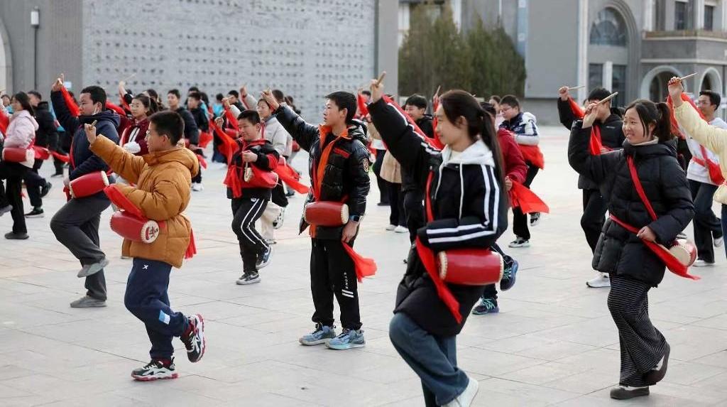 帶著“課本”一路北上，“三秦學生記者”赴延安開啟紅色教育思政課社會實踐活動