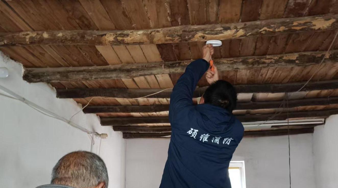 山阳大队上门为独居老人免费安装独立式感烟火灾报警器