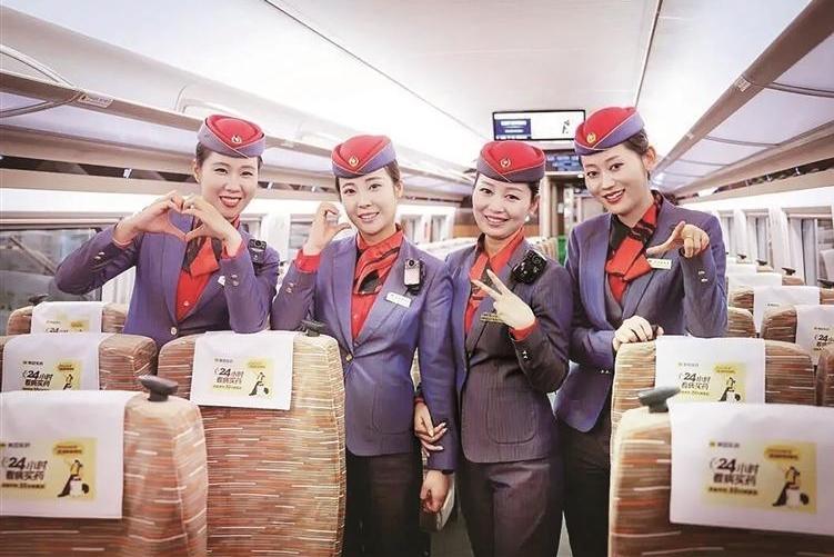西延高铁首发乘务组亮相