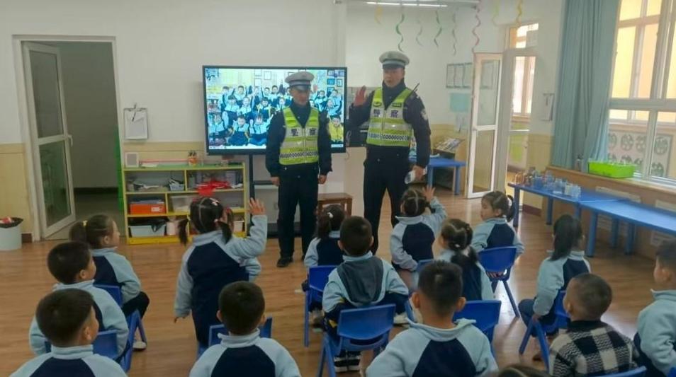 渭城交警進(jìn)校園帶領(lǐng)萌娃們學(xué)習(xí)交通安全知識(shí)