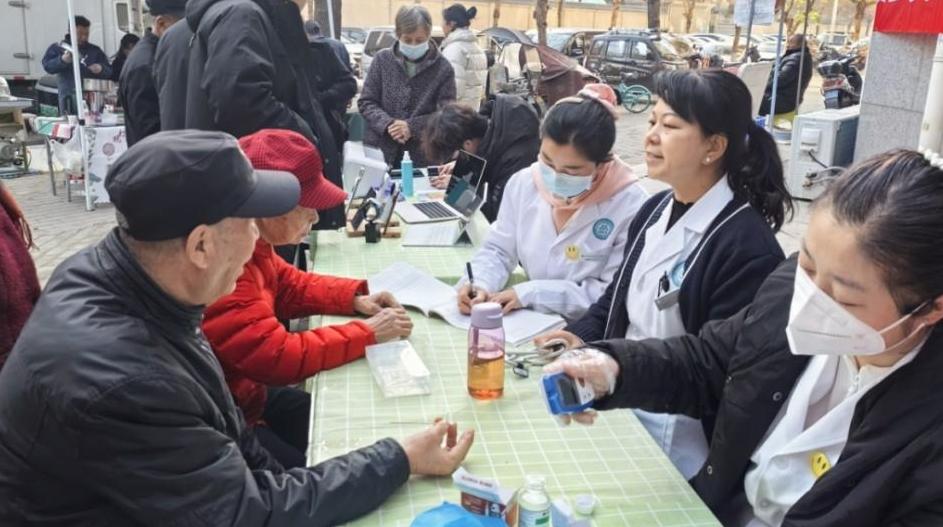 “頭雁”集市暖意濃，便民服務“零距離”