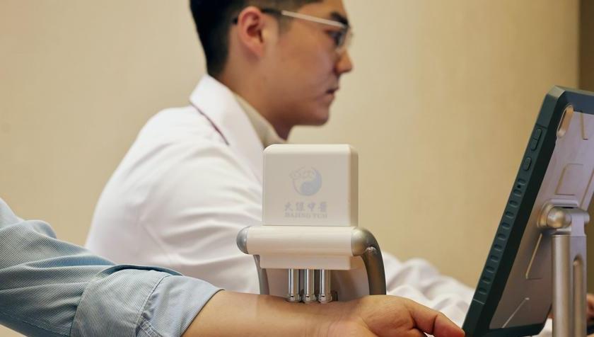 三根“涼手指”把脈兩分鐘出報告