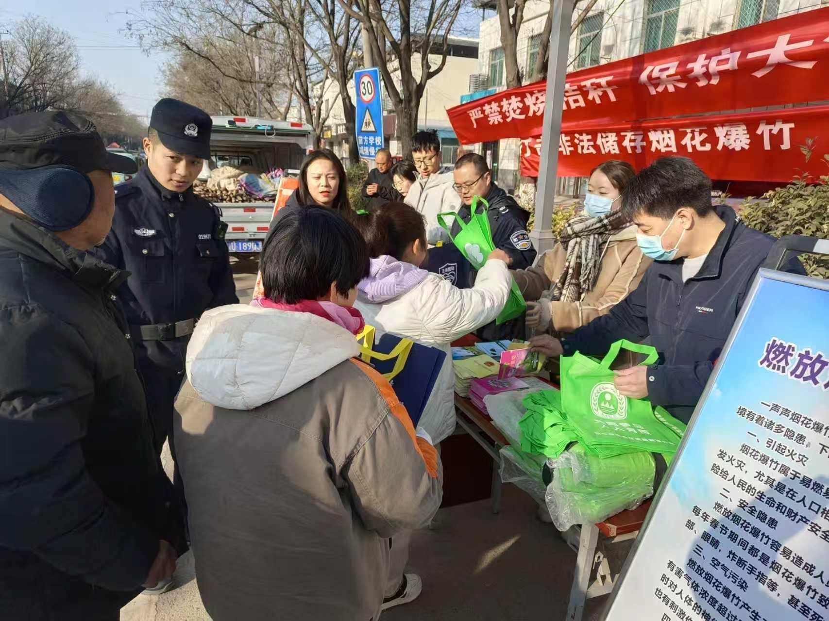 臨潼區櫟陽街道：打擊非法儲存煙花爆竹 筑牢安全防線