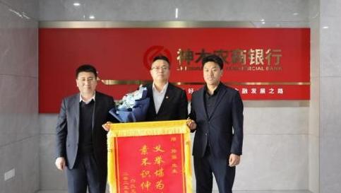 危急時刻伸援手！銀行員工勇救輕生女子