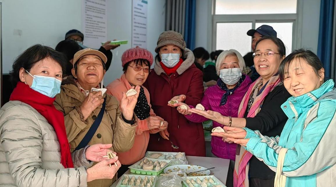 鄰里巧手包餃忙 愛(ài)心惠民兩不誤
