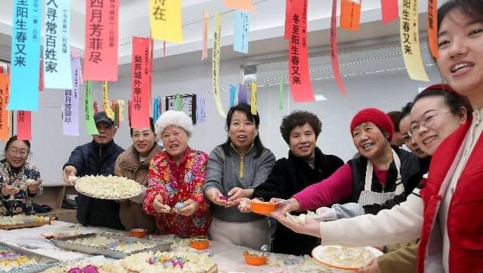 包彩餃 吟唐詩(shī) 社區(qū)為老人送上冬日溫暖