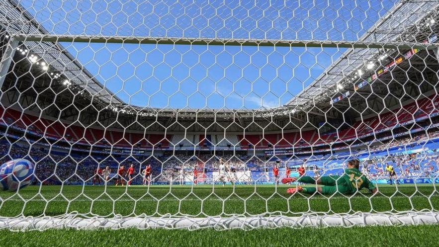 國(guó)際職業(yè)足球運(yùn)動(dòng)員聯(lián)合會(huì)：多數(shù)女足球員年薪不足兩萬(wàn)美元