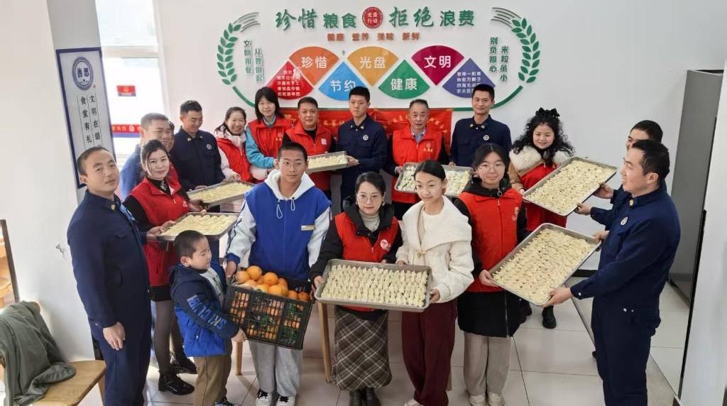 暖心冬至！志愿者走進(jìn)消防救援站送祝福